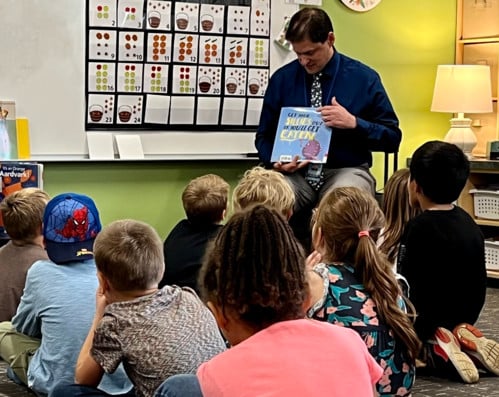 Superintentent Tarnutzer Reading to Students