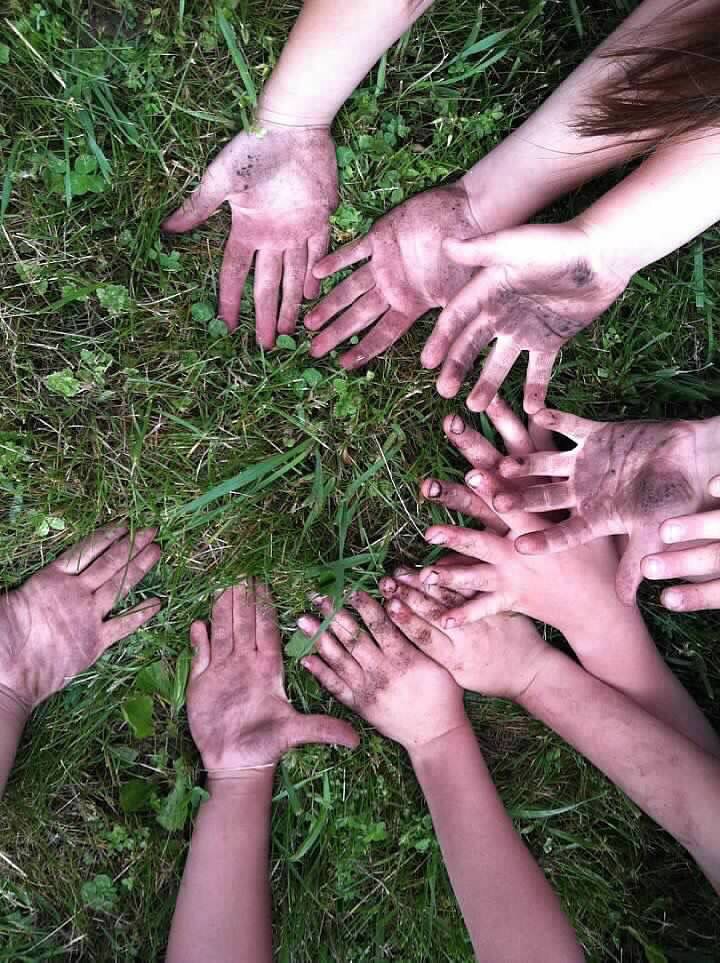 dirty hands in a circle